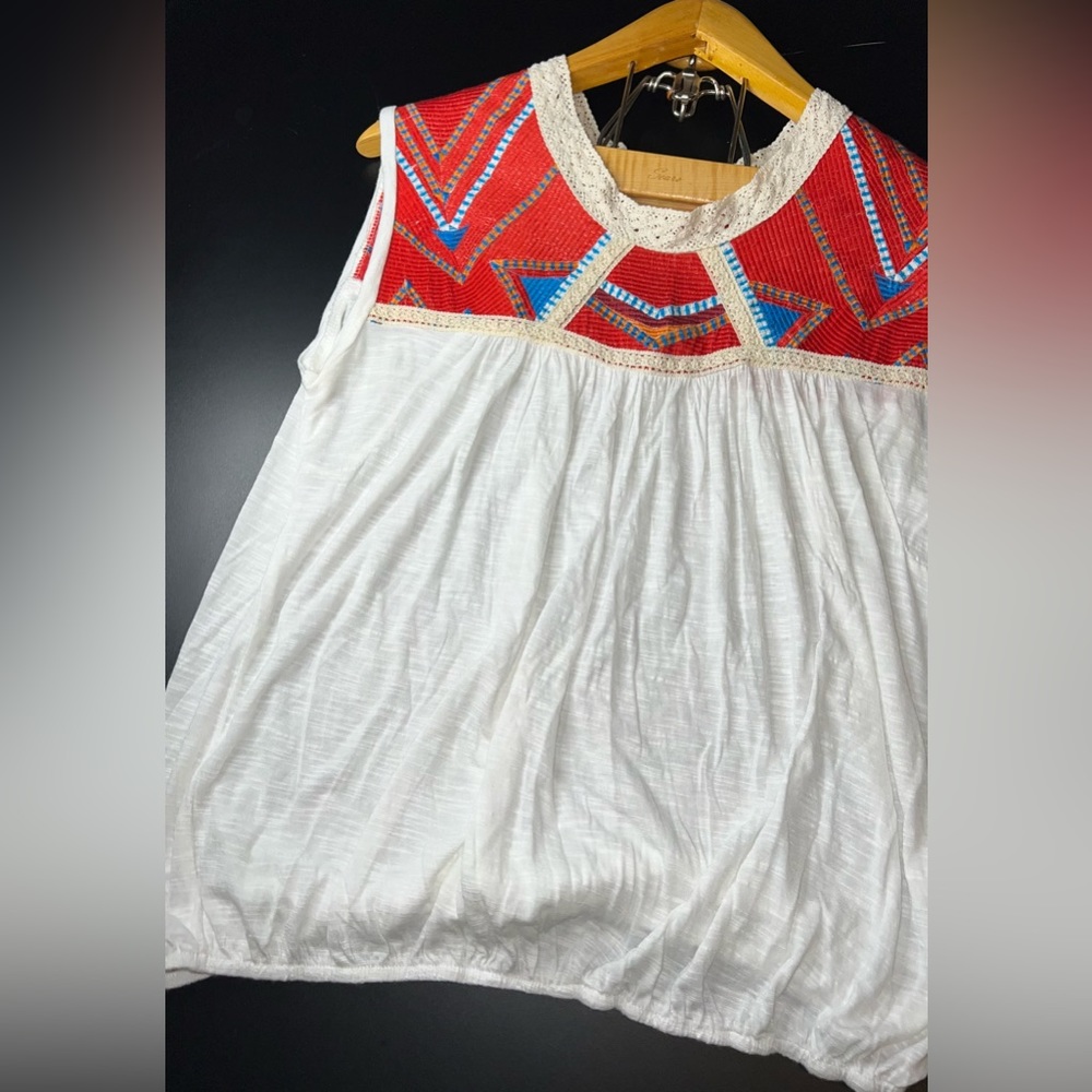 Sofrito Women’s Embroidered Top With Cinched Bottom Size Medium EUC